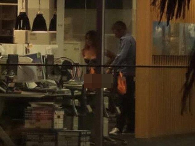 Σάλος με το ζευγάρι που έκανε σεξ στο γραφείο [εικόνες] | iefimerida.gr 3