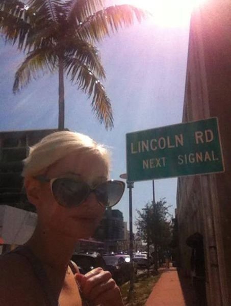 Η Τζούλια Αλεξανδράτου με μπικίνι σκαρφαλωμένη στον σύζυγό της [εικόνες] | iefimerida.gr 1