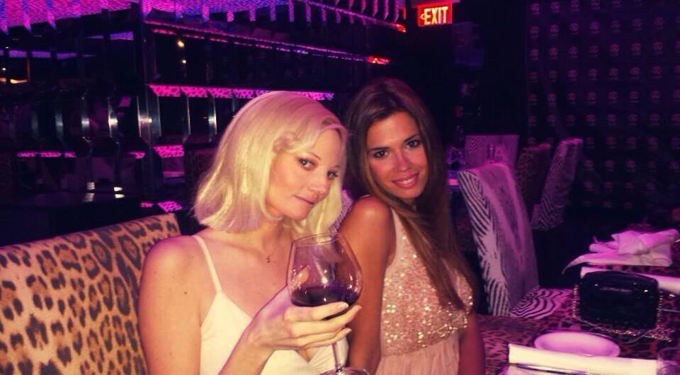 Η Τζούλια Αλεξανδράτου με μπικίνι σκαρφαλωμένη στον σύζυγό της [εικόνες] | iefimerida.gr 3