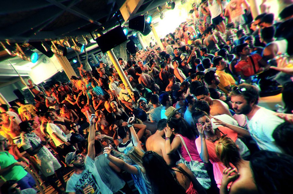 Αγαλματένια κορμιά, κοκτέιλ και χορός μέχρι τελικής πτώσης -Στις 10 καλύτερες πλαζ για beach party παγκοσμίως και μια ελληνική [εικόνες] | iefimerida.gr 12