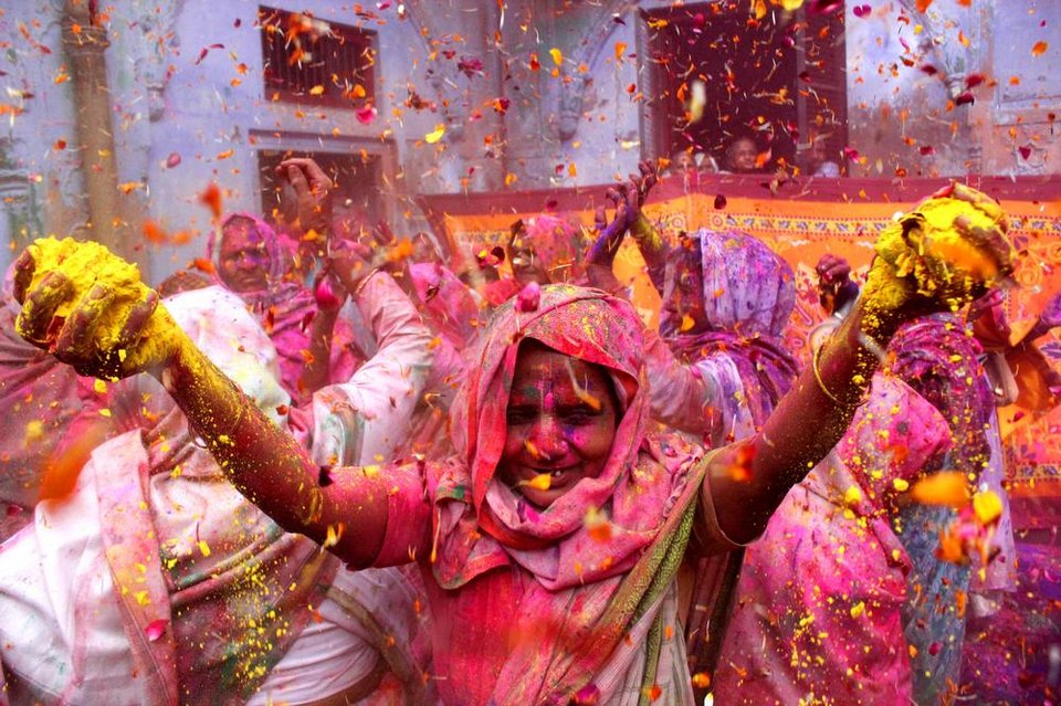 Holi Festival: Η εντυπωσιακή γιορτή στην Ινδία που γεμίζει τις πόλεις με χρώμα | iefimerida.gr 10