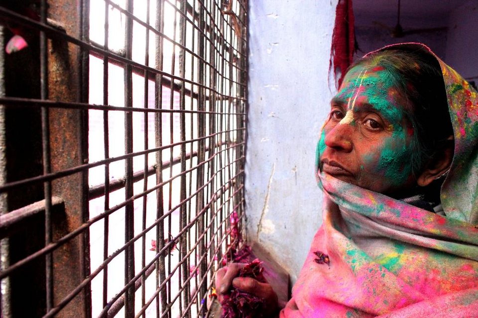 Holi Festival: Η εντυπωσιακή γιορτή στην Ινδία που γεμίζει τις πόλεις με χρώμα | iefimerida.gr 13