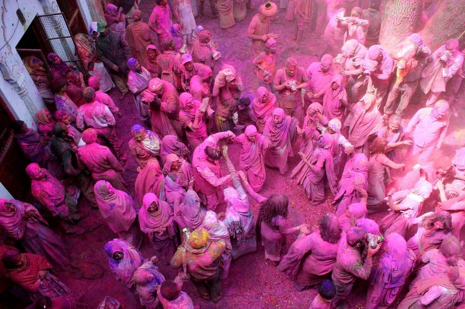 Holi Festival: Η εντυπωσιακή γιορτή στην Ινδία που γεμίζει τις πόλεις με χρώμα | iefimerida.gr 1