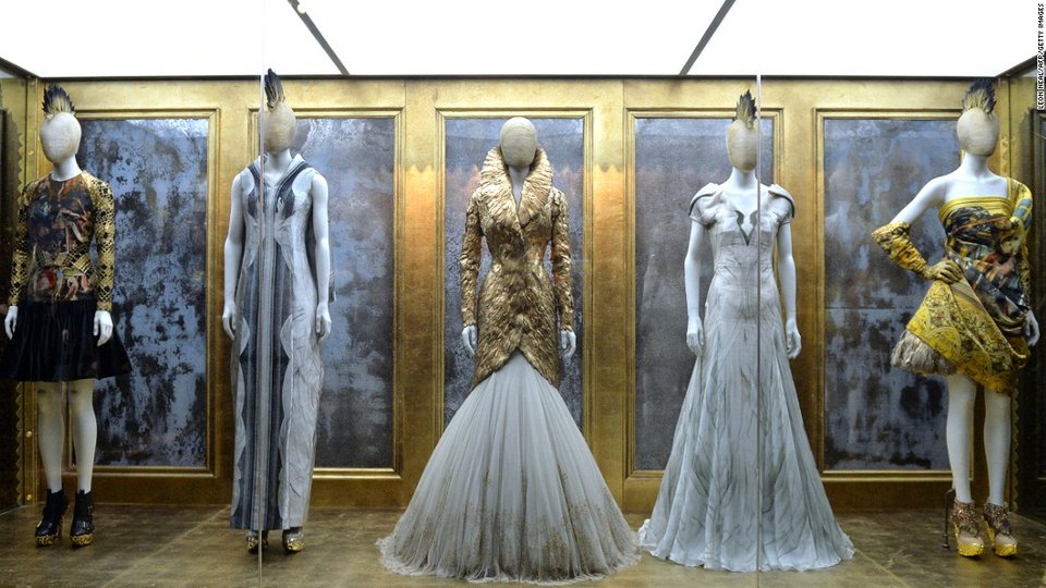 Τα αντισυμβατικά κοστούμια του Αλεξάντερ Μακ Κουίν σε μία ανατρεπτική έκθεση [εικόνες&βίντεο] | iefimerida.gr 0