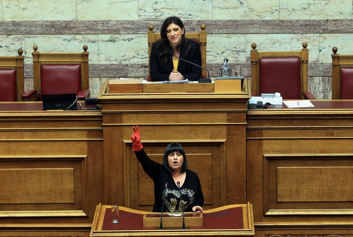 Η Βουλή τίμησε τις απολυμένες καθαρίστριες: Με κόκκινο πλαστικό γάντι και το σήμα της νίκης μέσα στην Ολομέλεια [εικόνες] | iefimerida.gr 0