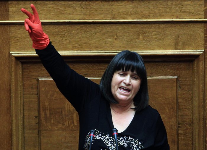 Η Βουλή τίμησε τις απολυμένες καθαρίστριες: Με κόκκινο πλαστικό γάντι και το σήμα της νίκης μέσα στην Ολομέλεια [εικόνες] | iefimerida.gr 1