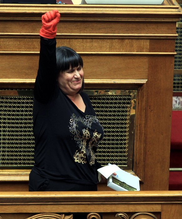 Η Βουλή τίμησε τις απολυμένες καθαρίστριες: Με κόκκινο πλαστικό γάντι και το σήμα της νίκης μέσα στην Ολομέλεια [εικόνες] | iefimerida.gr 2