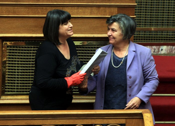 Η Βουλή τίμησε τις απολυμένες καθαρίστριες: Με κόκκινο πλαστικό γάντι και το σήμα της νίκης μέσα στην Ολομέλεια [εικόνες] | iefimerida.gr 3