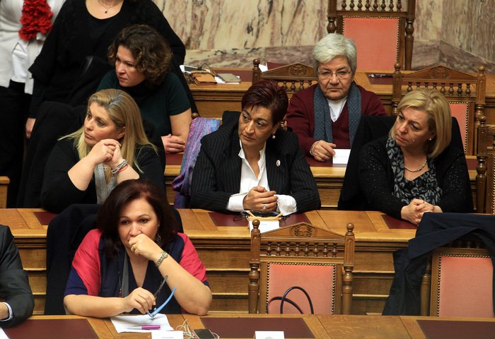 Η Βουλή τίμησε τις απολυμένες καθαρίστριες: Με κόκκινο πλαστικό γάντι και το σήμα της νίκης μέσα στην Ολομέλεια [εικόνες] | iefimerida.gr 4