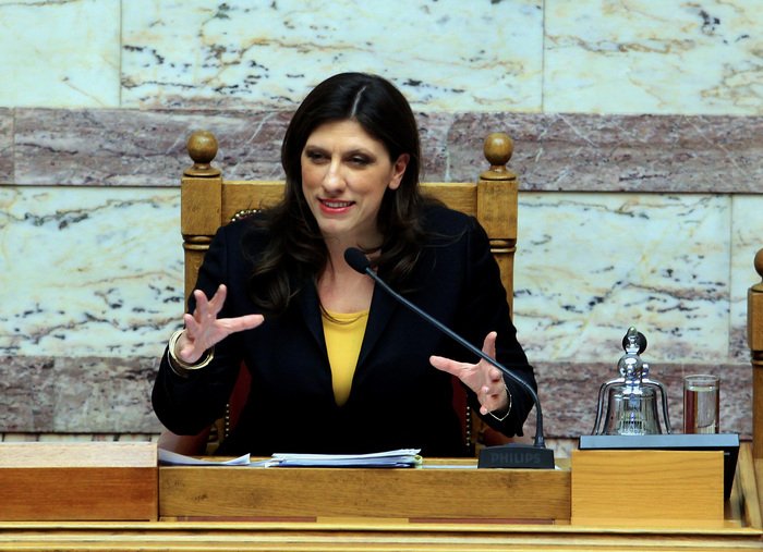 Η Βουλή τίμησε τις απολυμένες καθαρίστριες: Με κόκκινο πλαστικό γάντι και το σήμα της νίκης μέσα στην Ολομέλεια [εικόνες] | iefimerida.gr 5