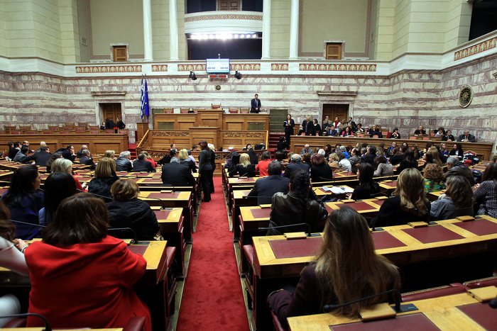 Η Βουλή τίμησε τις απολυμένες καθαρίστριες: Με κόκκινο πλαστικό γάντι και το σήμα της νίκης μέσα στην Ολομέλεια [εικόνες] | iefimerida.gr 6