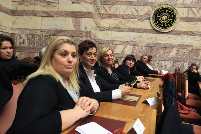 Η Βουλή τίμησε τις απολυμένες καθαρίστριες: Με κόκκινο πλαστικό γάντι και το σήμα της νίκης μέσα στην Ολομέλεια [εικόνες] | iefimerida.gr 7