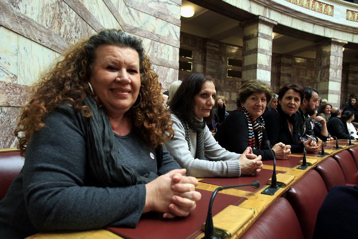 Η Βουλή τίμησε τις απολυμένες καθαρίστριες: Με κόκκινο πλαστικό γάντι και το σήμα της νίκης μέσα στην Ολομέλεια [εικόνες] | iefimerida.gr 8