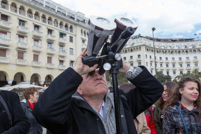 Η έκλειψη Ηλίου στην Ελλάδα: Σκοτείνιασε η πλατεία Συντάγματος [εικόνες] | iefimerida.gr 5