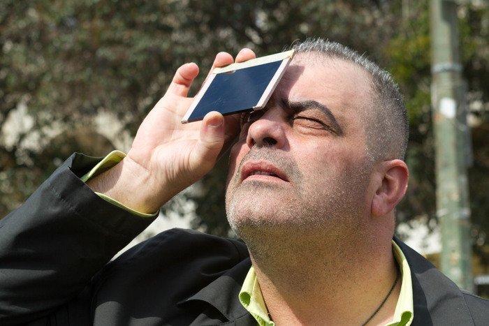 Η έκλειψη Ηλίου στην Ελλάδα: Σκοτείνιασε η πλατεία Συντάγματος [εικόνες] | iefimerida.gr 7