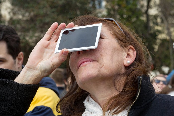 Η έκλειψη Ηλίου στην Ελλάδα: Σκοτείνιασε η πλατεία Συντάγματος [εικόνες] | iefimerida.gr 8