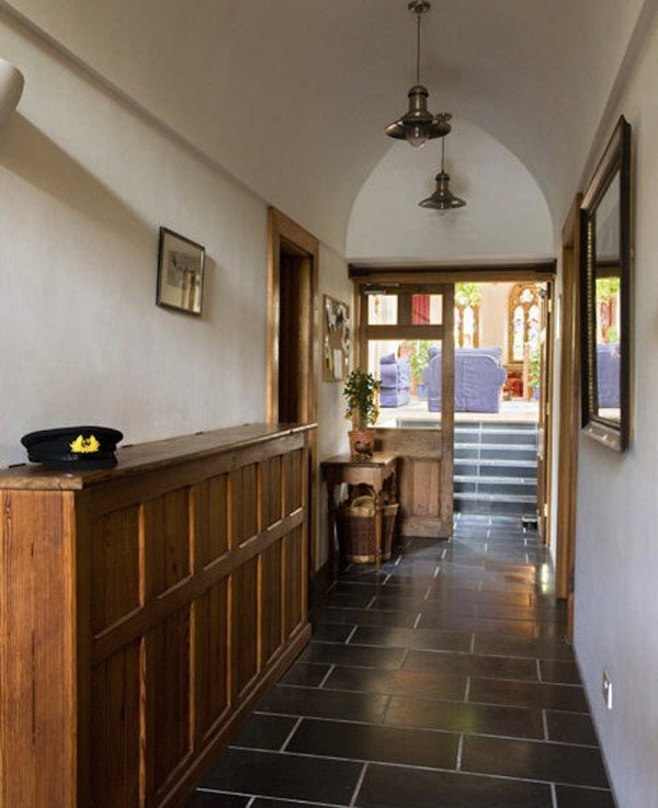 Βρετανοί αγόρασαν παλιά εγκαταλελειμμένη εκκλησία και την μετέτρεψαν σε έπαυλη [εικόνες] | iefimerida.gr 3