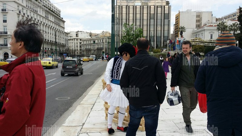 Ξεκαρδιστικός τσολιάς της Ελληνοφρένειας: Κάνει... παρέλαση με το τανκ του στο Σύνταγμα και στήνει εξέδρα με γλάστρες [εικόνες & βίντεο] | iefimerida.gr 0