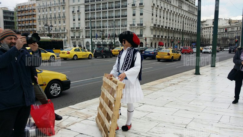 Ξεκαρδιστικός τσολιάς της Ελληνοφρένειας: Κάνει... παρέλαση με το τανκ του στο Σύνταγμα και στήνει εξέδρα με γλάστρες [εικόνες & βίντεο] | iefimerida.gr 1