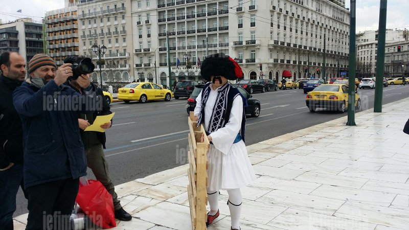Ξεκαρδιστικός τσολιάς της Ελληνοφρένειας: Κάνει... παρέλαση με το τανκ του στο Σύνταγμα και στήνει εξέδρα με γλάστρες [εικόνες & βίντεο] | iefimerida.gr 2