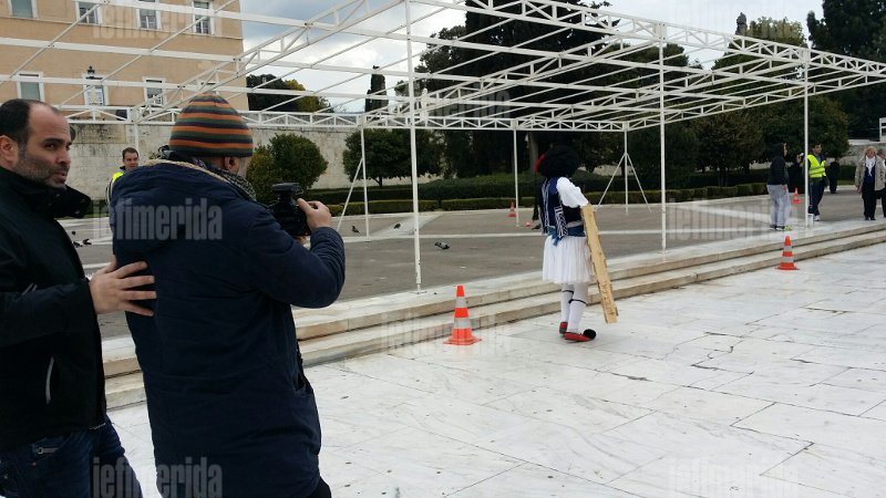 Ξεκαρδιστικός τσολιάς της Ελληνοφρένειας: Κάνει... παρέλαση με το τανκ του στο Σύνταγμα και στήνει εξέδρα με γλάστρες [εικόνες & βίντεο] | iefimerida.gr 3