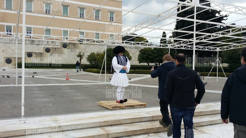 Ξεκαρδιστικός τσολιάς της Ελληνοφρένειας: Κάνει... παρέλαση με το τανκ του στο Σύνταγμα και στήνει εξέδρα με γλάστρες [εικόνες & βίντεο] | iefimerida.gr 4