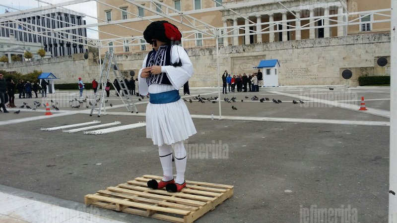 Ξεκαρδιστικός τσολιάς της Ελληνοφρένειας: Κάνει... παρέλαση με το τανκ του στο Σύνταγμα και στήνει εξέδρα με γλάστρες [εικόνες & βίντεο] | iefimerida.gr 5