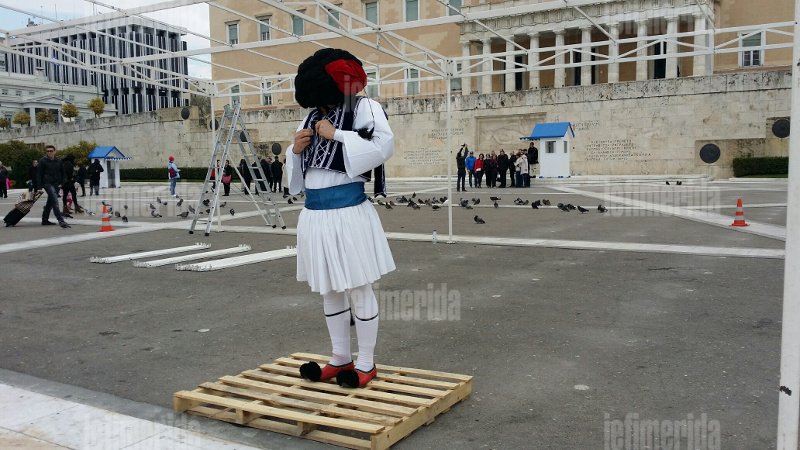 Ξεκαρδιστικός τσολιάς της Ελληνοφρένειας: Κάνει... παρέλαση με το τανκ του στο Σύνταγμα και στήνει εξέδρα με γλάστρες [εικόνες & βίντεο] | iefimerida.gr 6