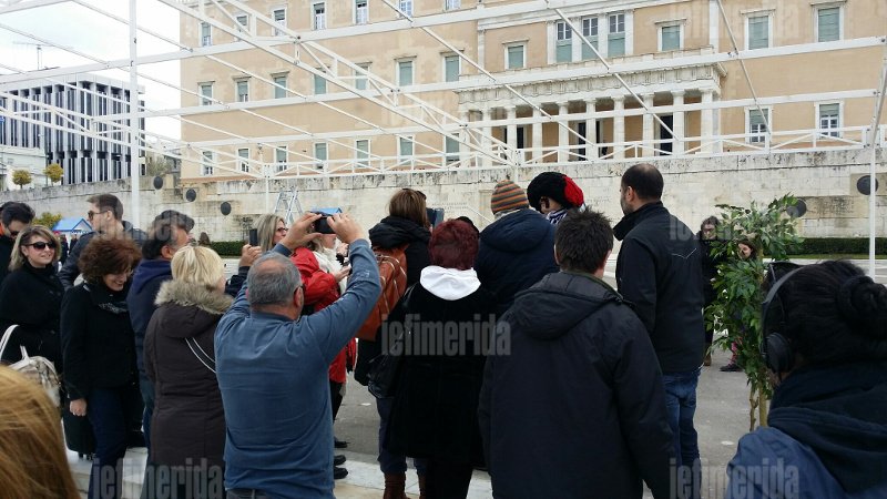 Ξεκαρδιστικός τσολιάς της Ελληνοφρένειας: Κάνει... παρέλαση με το τανκ του στο Σύνταγμα και στήνει εξέδρα με γλάστρες [εικόνες & βίντεο] | iefimerida.gr 7