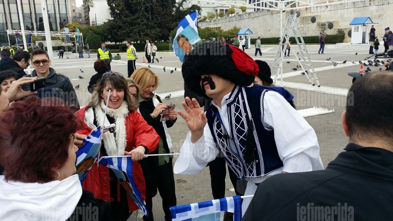 Ξεκαρδιστικός τσολιάς της Ελληνοφρένειας: Κάνει... παρέλαση με το τανκ του στο Σύνταγμα και στήνει εξέδρα με γλάστρες [εικόνες & βίντεο] | iefimerida.gr 8