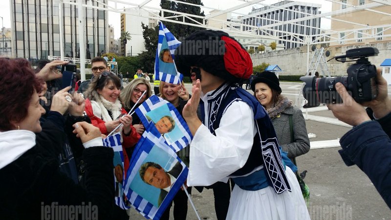 Ξεκαρδιστικός τσολιάς της Ελληνοφρένειας: Κάνει... παρέλαση με το τανκ του στο Σύνταγμα και στήνει εξέδρα με γλάστρες [εικόνες & βίντεο] | iefimerida.gr 9