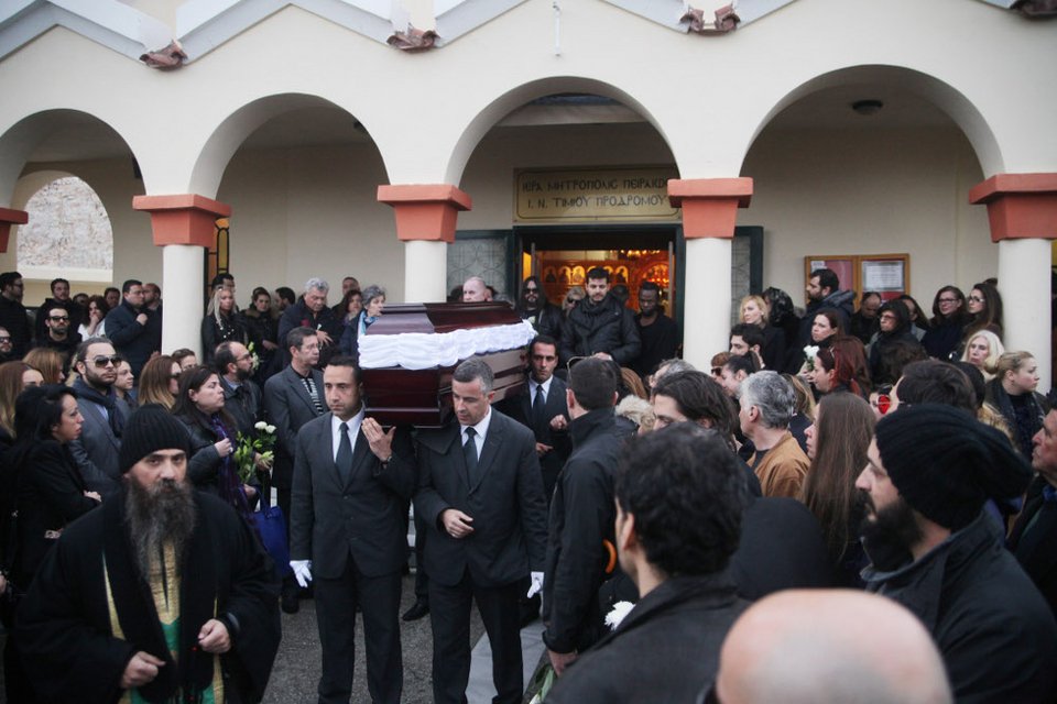 Θλίψη στην κηδεία του σκηνοθέτη Μανώλη Τζιράκη [εικόνες] | iefimerida.gr 0