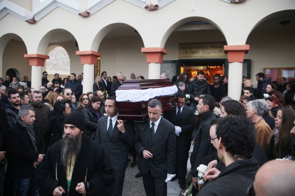 Θλίψη στην κηδεία του σκηνοθέτη Μανώλη Τζιράκη [εικόνες] | iefimerida.gr 1