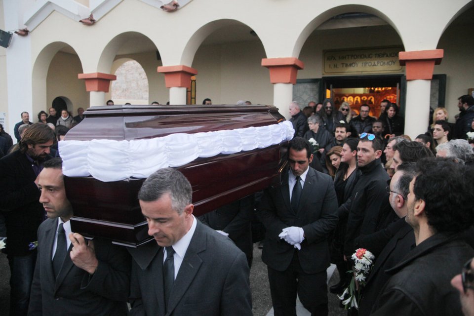 Θλίψη στην κηδεία του σκηνοθέτη Μανώλη Τζιράκη [εικόνες] | iefimerida.gr 2