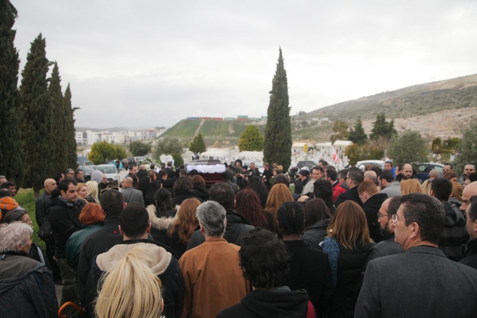 Θλίψη στην κηδεία του σκηνοθέτη Μανώλη Τζιράκη [εικόνες] | iefimerida.gr 3