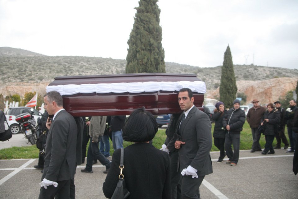 Θλίψη στην κηδεία του σκηνοθέτη Μανώλη Τζιράκη [εικόνες] | iefimerida.gr 4