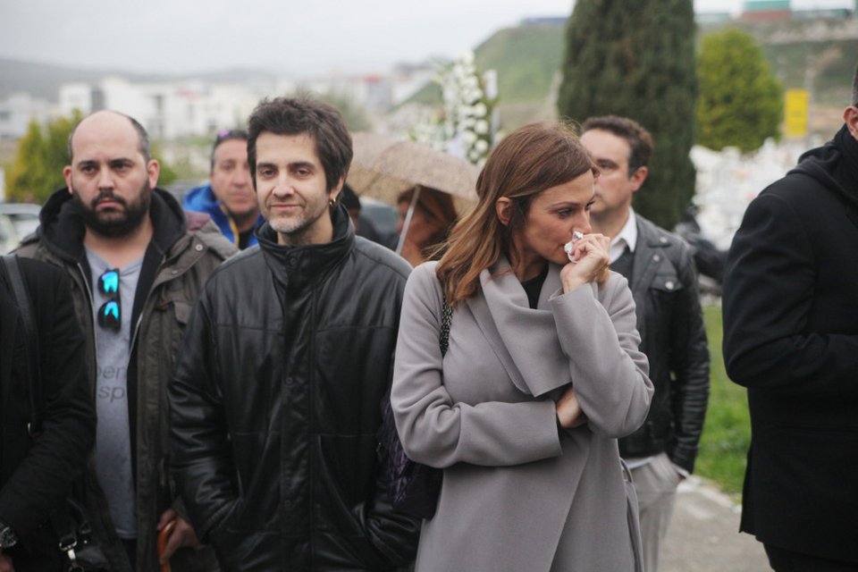 Θλίψη στην κηδεία του σκηνοθέτη Μανώλη Τζιράκη [εικόνες] | iefimerida.gr 5