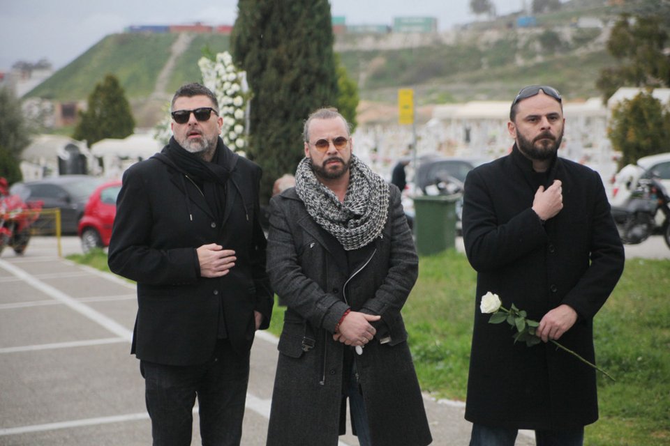 Θλίψη στην κηδεία του σκηνοθέτη Μανώλη Τζιράκη [εικόνες] | iefimerida.gr 7