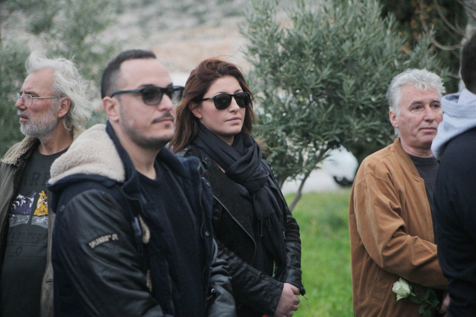 Θλίψη στην κηδεία του σκηνοθέτη Μανώλη Τζιράκη [εικόνες] | iefimerida.gr 8