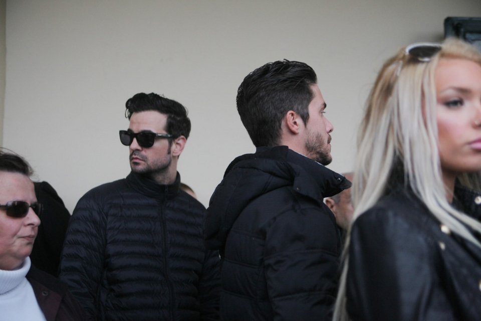 Θλίψη στην κηδεία του σκηνοθέτη Μανώλη Τζιράκη [εικόνες] | iefimerida.gr 9