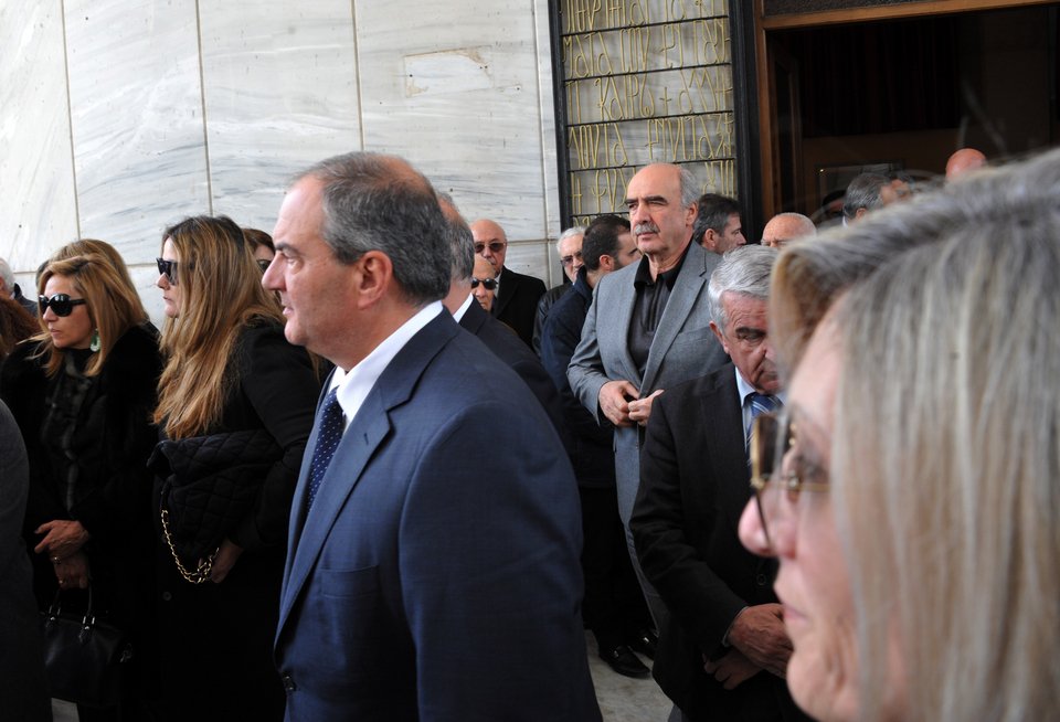 Συγκίνηση στο τελευταίο «αντίο» στον Βασίλη Μαγγίνα [εικόνες] | iefimerida.gr 0