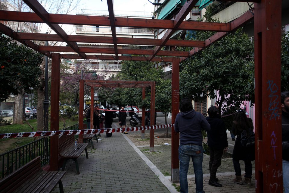 Σοκ στο Βύρωνα: Ανδρας με το βρέφος της αδελφής του έπεσαν από μπαλκόνι πολυκατοικίας -Νεκρό το μωρό [εικόνες] | iefimerida.gr 0