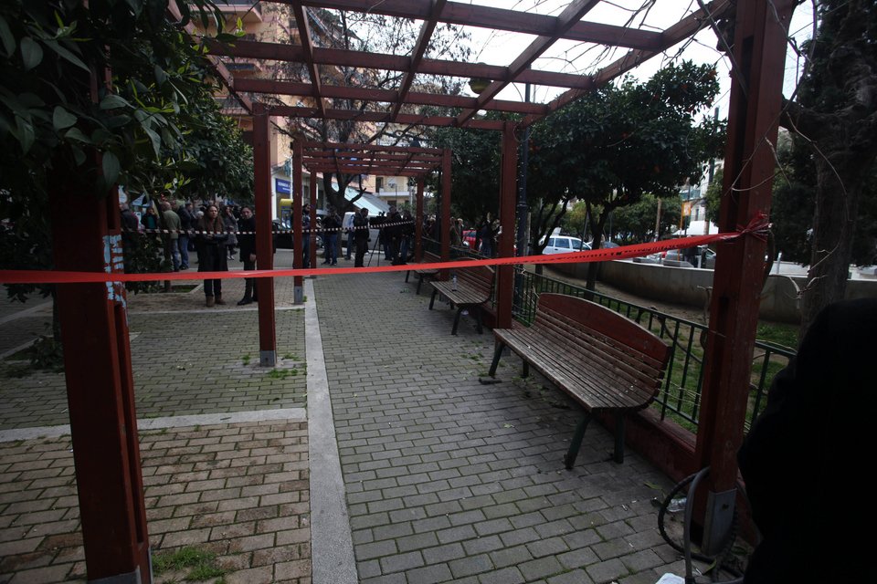 Σοκ στο Βύρωνα: Ανδρας με το βρέφος της αδελφής του έπεσαν από μπαλκόνι πολυκατοικίας -Νεκρό το μωρό [εικόνες] | iefimerida.gr 1