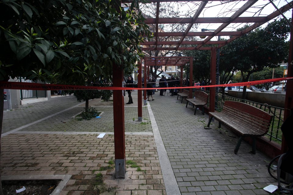 Σοκ στο Βύρωνα: Ανδρας με το βρέφος της αδελφής του έπεσαν από μπαλκόνι πολυκατοικίας -Νεκρό το μωρό [εικόνες] | iefimerida.gr 2