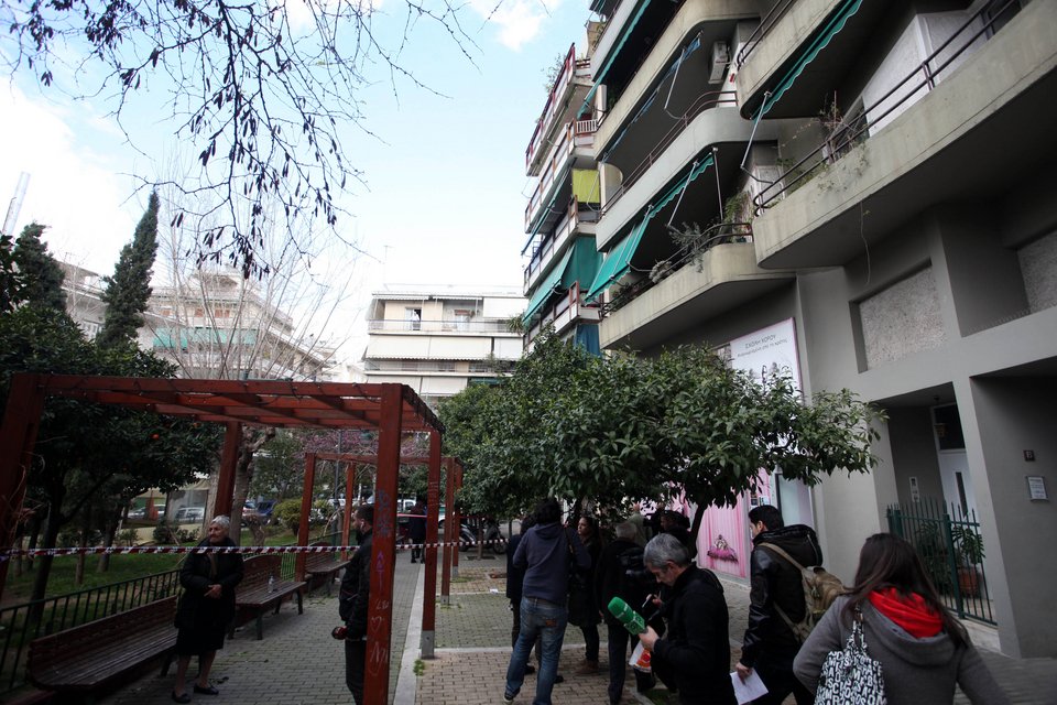 Σοκ στο Βύρωνα: Ανδρας με το βρέφος της αδελφής του έπεσαν από μπαλκόνι πολυκατοικίας -Νεκρό το μωρό [εικόνες] | iefimerida.gr 3