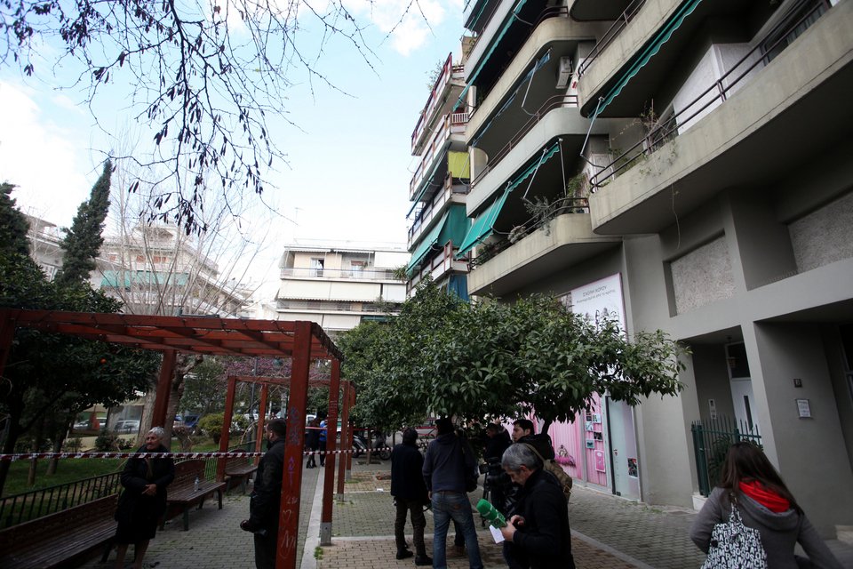 Σοκ στο Βύρωνα: Ανδρας με το βρέφος της αδελφής του έπεσαν από μπαλκόνι πολυκατοικίας -Νεκρό το μωρό [εικόνες] | iefimerida.gr 4