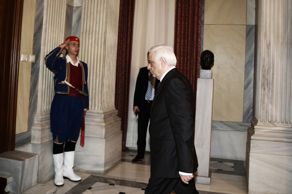 Συγκίνηση στο Προεδρικό Μέγαρο – Παπούλιας: Αναλαμβάνετε σε δύσκολη περίοδο, η νέφωση είναι πυκνή και χαμηλή [εικόνες] | iefimerida.gr 4