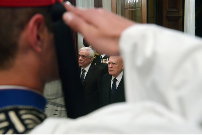 Συγκίνηση στο Προεδρικό Μέγαρο – Παπούλιας: Αναλαμβάνετε σε δύσκολη περίοδο, η νέφωση είναι πυκνή και χαμηλή [εικόνες] | iefimerida.gr 3