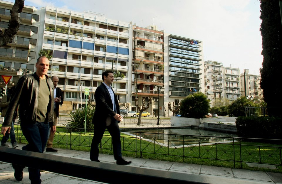 Ο Τσίπρας, ο Βαρουφάκης και οι συνεργάτες τους σε καφέ του Παγκρατίου -Το παρ' ολίγον ατύχημα και τα αστεία [αποκλειστικές εικόνες & βίντεο] | iefimerida.gr 13