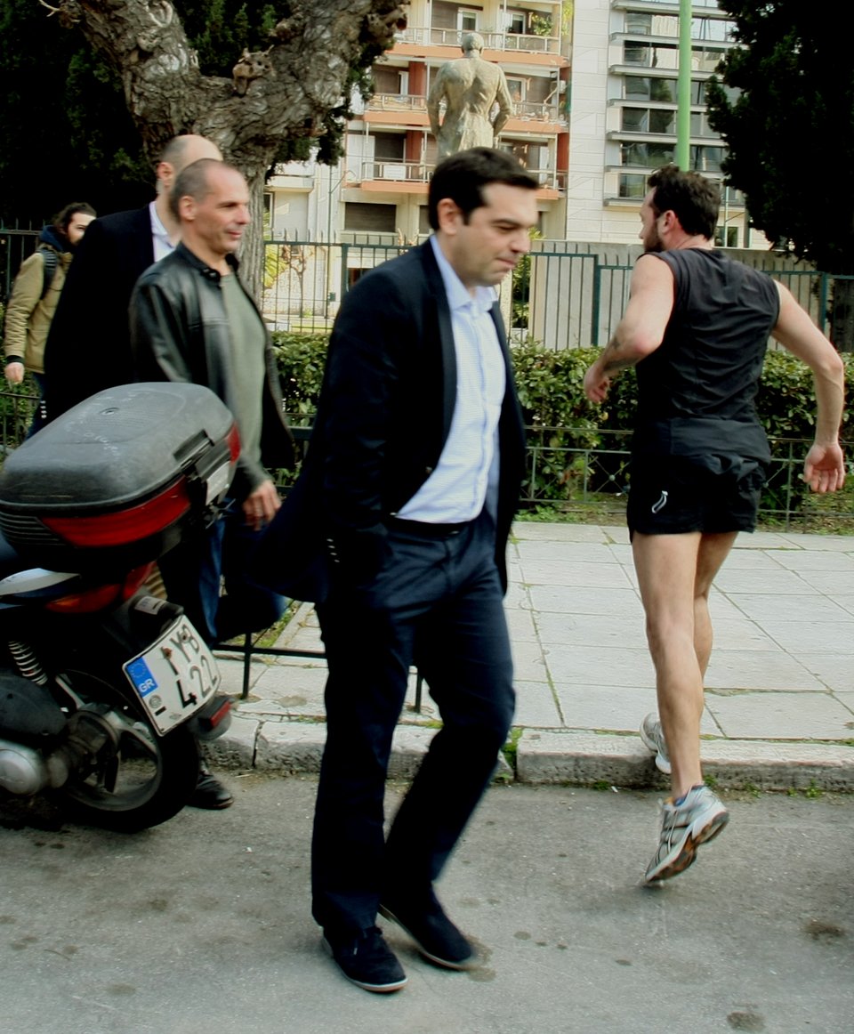 Ο Τσίπρας, ο Βαρουφάκης και οι συνεργάτες τους σε καφέ του Παγκρατίου -Το παρ' ολίγον ατύχημα και τα αστεία [αποκλειστικές εικόνες & βίντεο] | iefimerida.gr 17